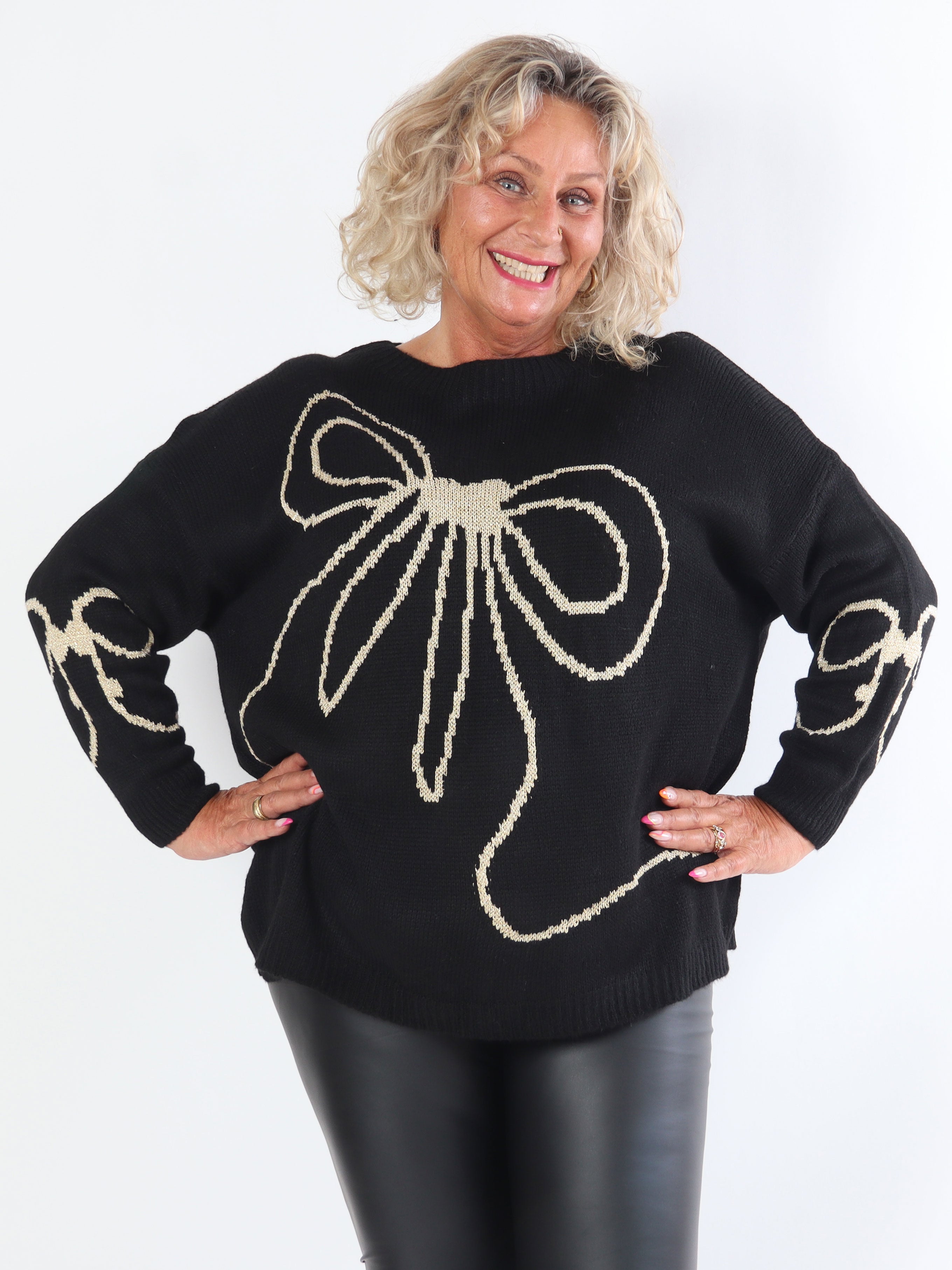 Ruby - Stickad tröja i plus size med rosett i ull och guldtråd